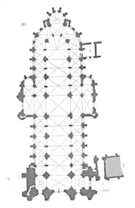 Plano de la katedralo de Sens, frugotika trinava baziliko (ekde 1140/45) kun poste alkonstruita transversa domo