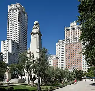 Placo Hispanio: maldekstre, la Turo Madrido; en la centro, la monumento al Miguel de Cervantes; kaj dekstre, la Konstruaĵo Hispanio.