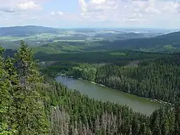 Lago Plešné jezero vidata de Monumento de Stifter