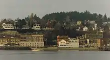 La koro de Port Townsend, rigardante ĝin de sur la akvo