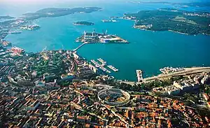 panoramo al la haveno - sur la insulo centre de la golfo la ŝipfarejo Uljanik