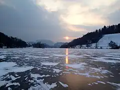 Glaciokovrita lago en Februaro de 2012