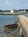 Insuleto Nichtarguer fronte al Saint-Cado en la rivero de Étel.