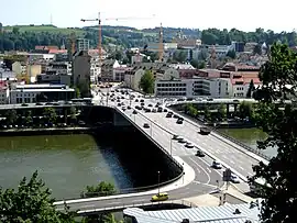 ĉe la ponto Schanzlbrücke  super la Danubo en Passau finiĝas la vojo 8