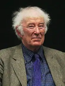 Seamus Heaney dum prelego en Dublino, 2009