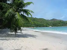 Anse Lazio sur Praslin, insulo de la Sejŝeloj