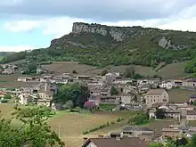 La vilaĝo de Solutré-Pouilly, sub la roko de Solutreo