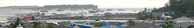 Larĝa panoramo pri haveno en Sorong