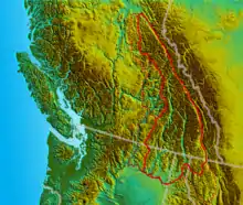 Suda Brit-Kolumbio k Nord-okcidenta Usono: la Kolumbia Montaro kuŝas oriente de la Okanagan-Altaĵo, Ŝusvap-Altaĵo kaj Kesnel-Altaĵo, okcidente de la Rok-montara Tranĉeo kaj norde de Montaro Salish kaj Montaro Cabinet.