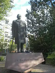 Statuo de Paasikivi en parko