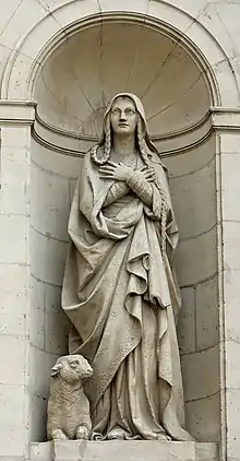 Statuo de sankta Ĝenoveva de la skulptisto Pierre Hébert sur la fasado de la preĝejo Saint-Étienne-du-Mont de Parizo