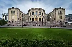 la parlamentejo Storting en Oslo.