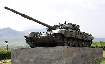 T-72, ĉefa bataltanko de la kirasaj trupoj de la armena armeo. monumento