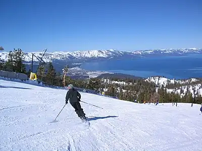 Alpa skiado super Lago Tahoe