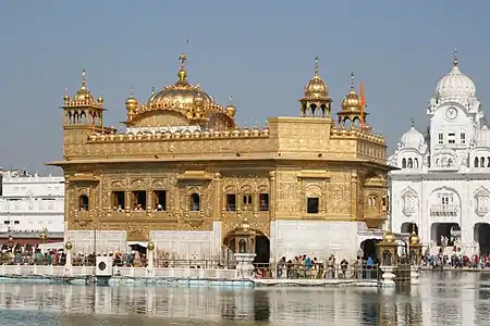 Harmandir-Sahib en Amritsaro, Barato, konata neformale kiel la «Ora Templo», estas la plej sankta gurdvaro de siĥismo, proksime al Akal-Taĥt, siĥa sidejo de potenco.