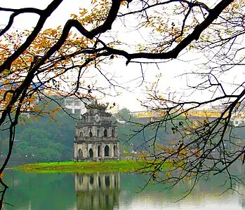 Testuda Turo en Lago Hoan Kiem, en la centra Hanojo