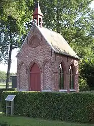 Veldkapel aŭ Beverhoutsveldkapel apud Moerbrugge, je angulo de Veldstraat kaj Beverhoutstraat (limo Oedelem kaj Oostkamp).