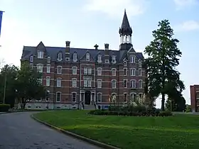 Jubilee Hall, la ĉefkonstruaĵo ĉe universitata kampuso