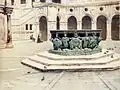 Brontzezko karela Veneziako Ducal Jauregiko patioan, jatorrizkoa (1555. urtean) Alfonso Alberghetti galdatzailearena, Reginald Barrat-ek Venezia liburuan margotu zuen (1907).