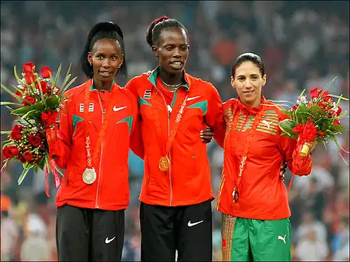 Janeth Jepkosgei  keniarra (ezkerrean, zilarra), Pamela Jelimo keniarra (erdian, urrea) eta Hasna Benhasi marokoarra (eskuinean, brontzea) domina jasotzen, 2008.08.26, 800 m