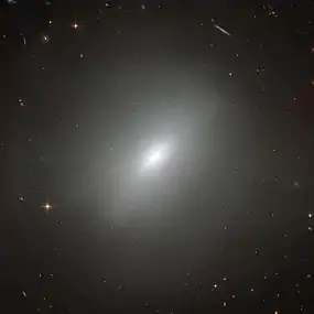 NGC 3610 -k disko distiratsu baten moduan egitura batzuk erakusten ditu, duela denbora gutxi sortu zela esan nahi du.