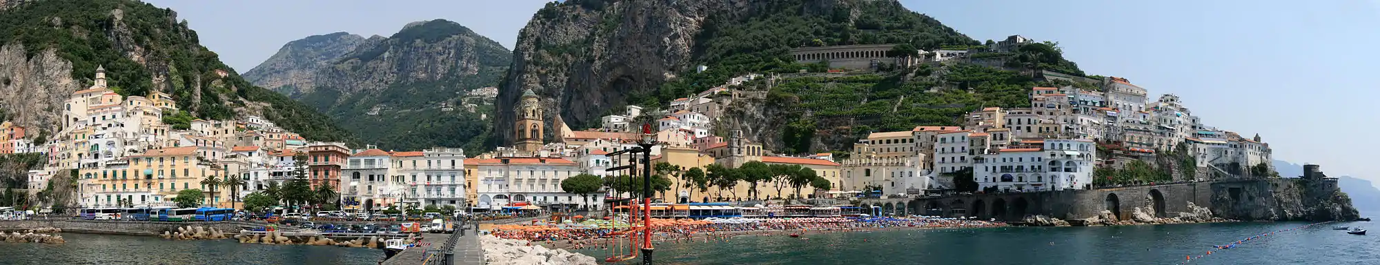 Amalfi hiriaren ikuspegi panoramikoa, erdialdean Amalfiko katedrala.