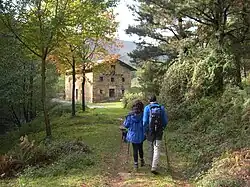 Borda bat Gorbeiako natura parkearen hegoaldean. Baserri izandakoa, egun aziendak gordetzeko.