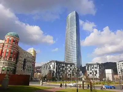 Euskadi plaza, ezkerrean Artklass eraikina eta Iberdrola Dorrea.