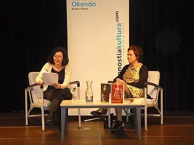 Teresa Calo aurkezlea Clara Sánchez (idazlea) idazlearekin Okendoko hitzaldian, 2014.05.12