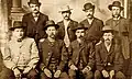 1883ko Dodge City udalerriko Bake Batzordea; zutik: W.H. Harris, Luke Shorty eta Bat Masterson. Eserita: Charlie Basset, Wyatt Earp, Frank McLain eta Neal Brown.