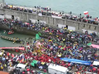 Donostiako portua jendez lepo.