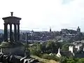 Edinburgheko Hiri Zaharra eta Edinburgheko gaztelua Calton Hill muinotik ikusita.