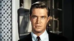 Paul Varjack (George Peppard).