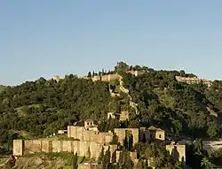 Gibralfaro muinoa, goian gaztelua eta azpian Alcazaba