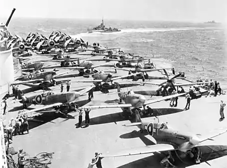 Royal Navy Flotako Grumman TBF Avenger, Supermarine Seafire eta HMS Implacable R86 Fairey Firefly-ren aireko indarrak motorrak berotzen aireratu aurretik.