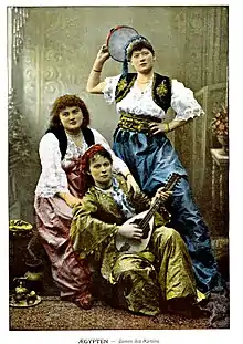 photo en couleur de trois femmes dans un Harem