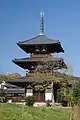 Hiru solairutako pagoda.