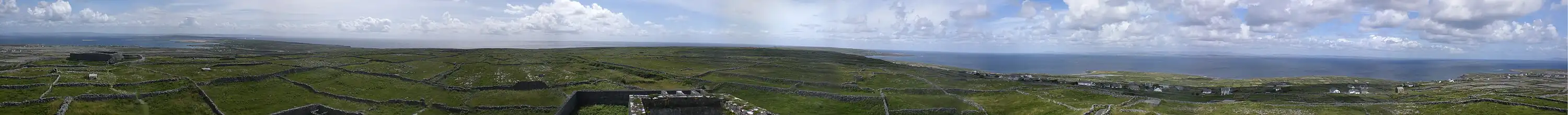 Inishmore uhartearen 360ºko ikuspegia itsasargi batetik ikusita.