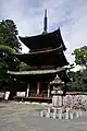 Hiru solairutako pagoda.