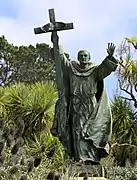 Junípero Serra, hiriaren frantziskotar misiolari sortzailearen estatua.