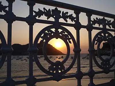 Ilunabarra Kontxako badian, Donostia.