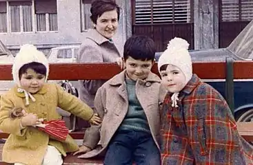 Kontxita Beitia andereñoa, Donostiako Zurriola ikastola Ramon Mª Lili kalean zegoenean, Belen, Miren eta Ibon ikasleekin (1969).