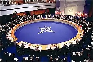 NATO-ko biltzar baten argazkia.