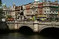 O'Connell Bridge zubia eta Liffey ibaia.