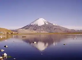 Chungara aintzira eta Parinacota sumendia .