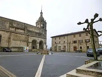 Plaza Nagusia. Ezkerrean, Jasokundeko Andre Mariaren eliza.