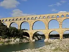 Pont du Gard erromatar akueduktua, puntu erdiko arku seguida erabiliz eraikia.