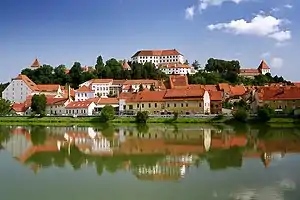 Ptuj-eko gaztelua hiriaren gainean