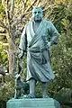 Saigo Takamori samuraiaren estatua bere zakurra ibiltzera ateraz.