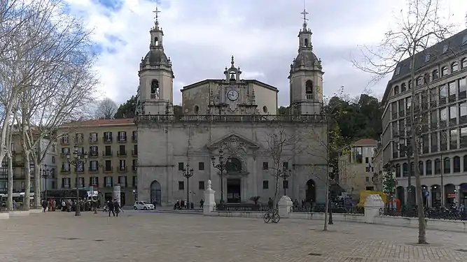 Gómez de la Torre jauregia ezkerrean (eraikin horia) eta San Nikolas eliza.